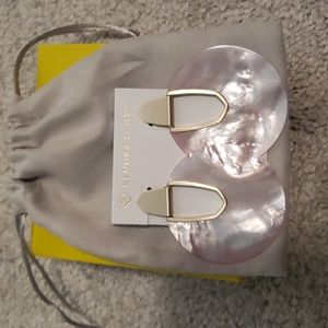 Kendra Scott Diane Statement earrings in Blush Pearl